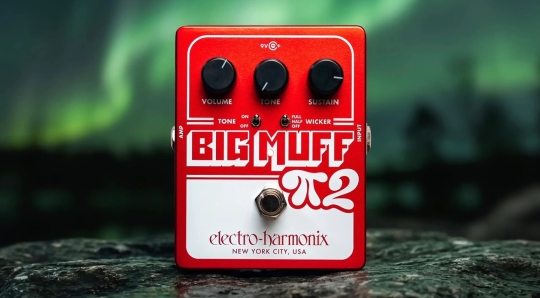 Педаль дисторшна Electro-Harmonix Big Muff 2 Tone Wicker на белом фоне, вид спереди, обложка статьи