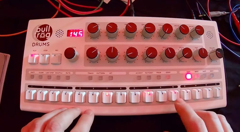Панель управления семпловой барабан-машины Erica Synths Bullfrog Drums с регуляторами тюнинга, атаки, затухания, овердрайва и стереопанорамирования в стиле TR-909