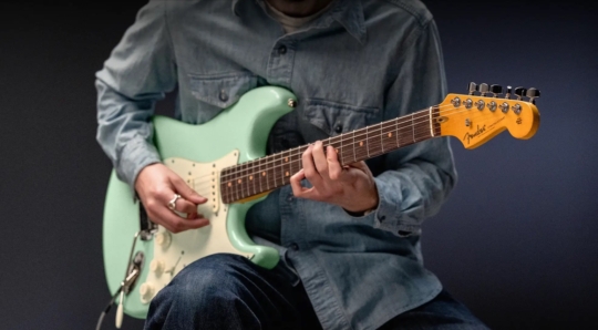 Fender Stratocaster — культовая электрогитара с контурным корпусом и характерной головкой грифа