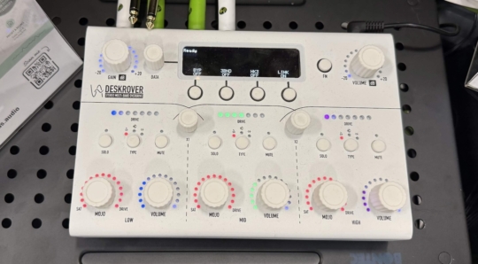 Обложка статьи: многополосный процессор дисторшна VoicAs Audio DESKROVER на студийном столе