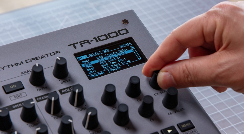 OLED экран Roland TR-1000 заимствованный у SP-404MKII для сэмплирования