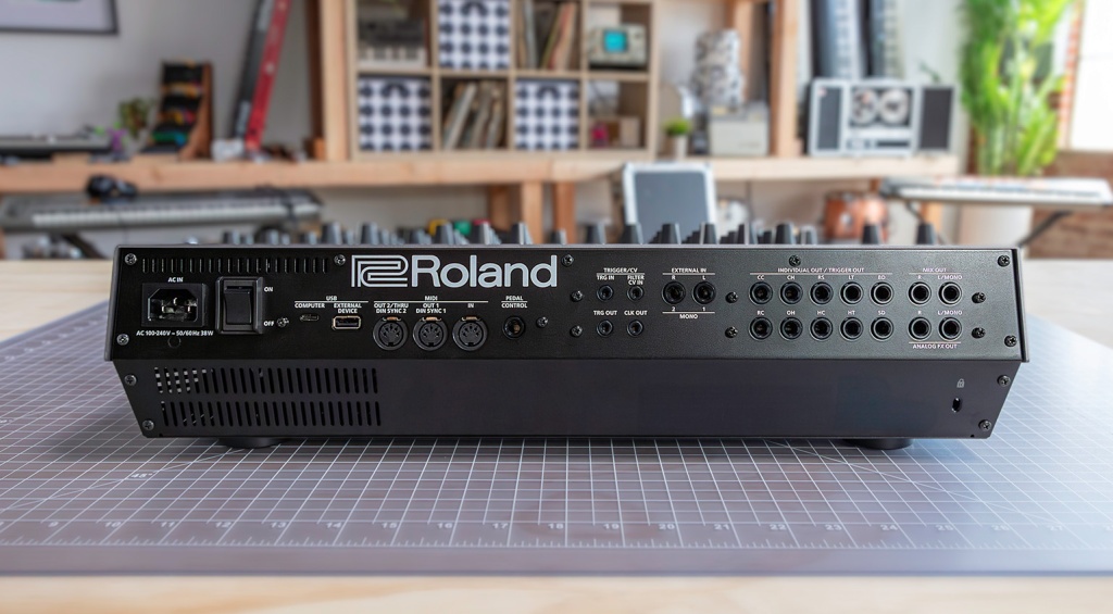 Задняя панель Roland TR-1000 индивидуальные выходы USB-C MIDI CV gate