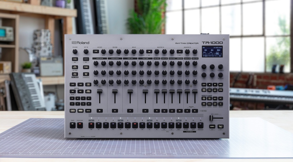 Roland TR-1000 геройское изображение флагманская драм-машина легенда