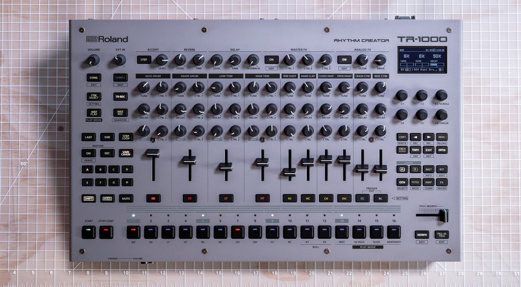 Roland TR-1000 вид сверху металлический корпус драм-машины