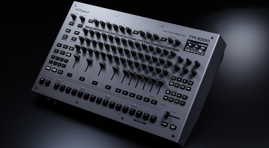 Roland TR-1000 боковой угол обзора circuit-bent ACB и FM синтез
