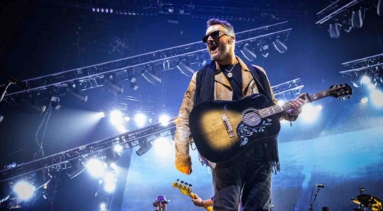 Сигнатурная акустическая гитара Epiphone Eric Church Hummingbird Dark в цвете Cobra Burst