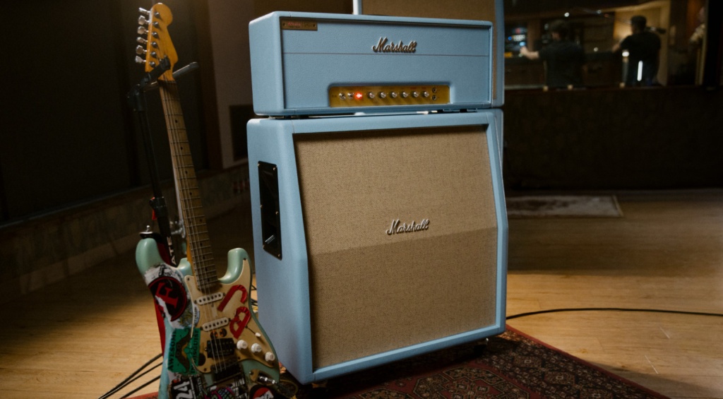 Гитара Blue Билли Джо Армстронга и фирменный усилитель Marshall 1959BJA в одинаковом голубом цвете