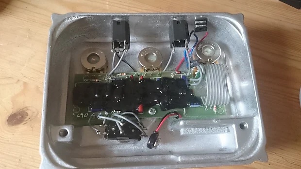 Педаль Klon с залитой эпоксидной смолой схемой защиты от копирования