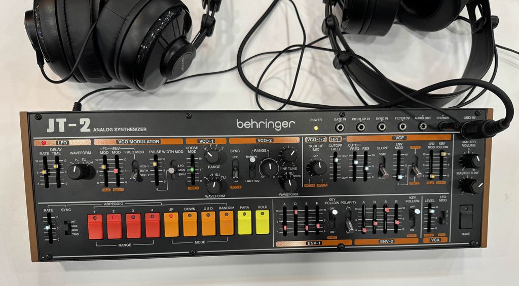 Behringer JT-2 на выставке NAMM 2026