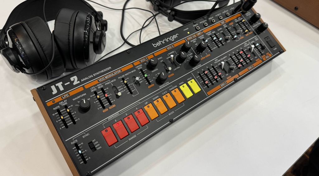 Behringer JT-2 прототип синтезатора Jupiter 8