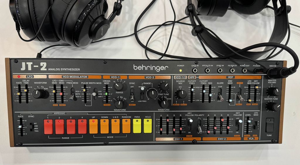 Behringer JT-2 модуль Eurorack крупным планом