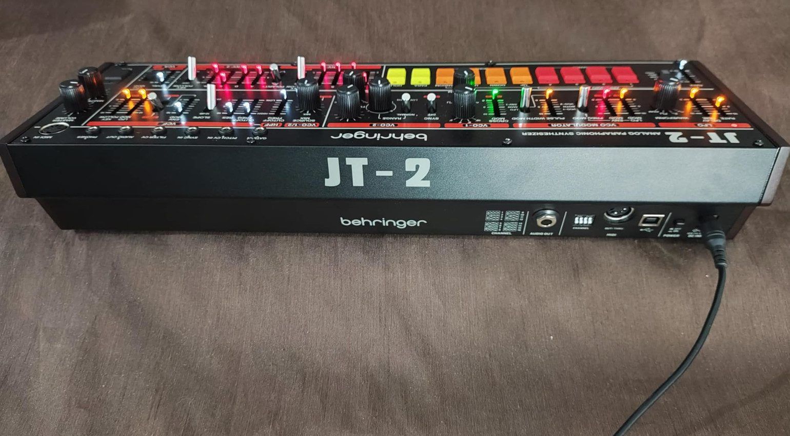Behringer JT-2 задняя панель с разъёмами MIDI USB и аудио