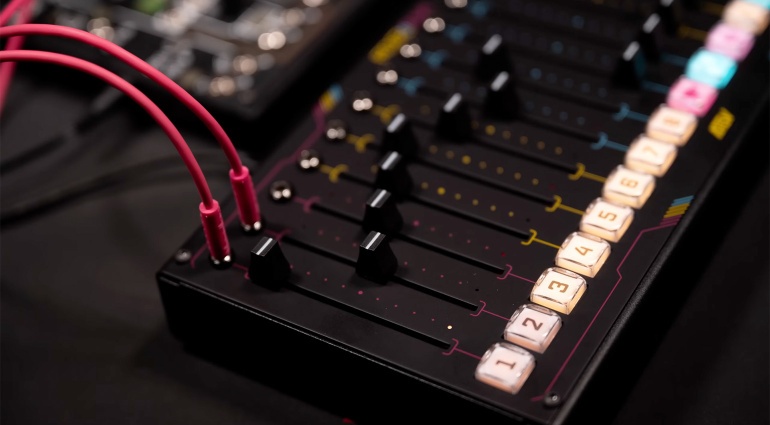 Контроллер ATOV FaderPunk с RGB-кнопками и CV-разъёмами крупным планом